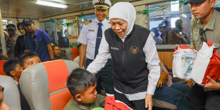 Gubernur Khofifah berangkatkan warga mudik-balik gratis dari pelabuhan Jangkar menuju Raas dan Sapudi Sumenep