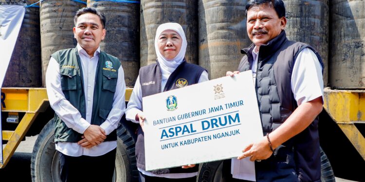 Sebanyak 9.309 drum aspal disalurkan Gubernur khofifah untuk perbaikan jalan Kabupaten dan Desa