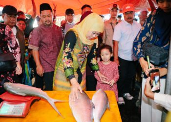 Bersama cucu kunjungi pasar bandeng, Khofifah ajak kenali tradisi dan jaga keberlangsungan kekayaan budaya Jawa Timur