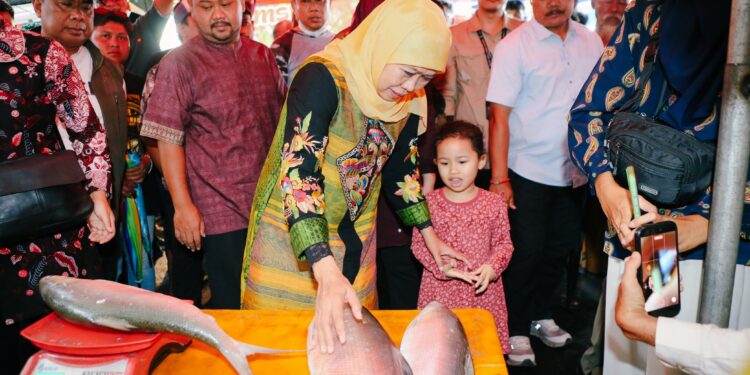 Bersama cucu kunjungi pasar bandeng, Khofifah ajak kenali tradisi dan jaga keberlangsungan kekayaan budaya Jawa Timur
