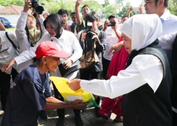 Pasar murah di Lamongan diserbu warga, Gubernur Khofifah sediakan harga bahan pokok terjangkau