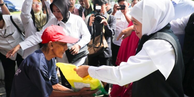 Pasar murah di Lamongan diserbu warga, Gubernur Khofifah sediakan harga bahan pokok terjangkau