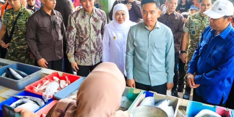 Dampingi Wapres Gibran tinjau pasar Gelondong Gede Tuban, Gubernur Khofifah pastikan stok bahan pokok aman