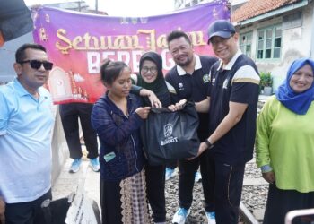 Bagikan 250 paket, DPRD Jatim melalui Sekretariat bagikan sembako langsung door to door ke warga