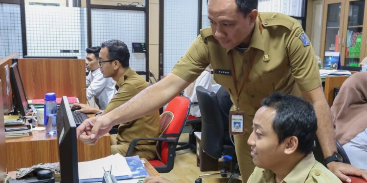 Pemkot Surabaya Tunggu Arahan Presiden soal WFH, Siapkan Skema Hemat BBM