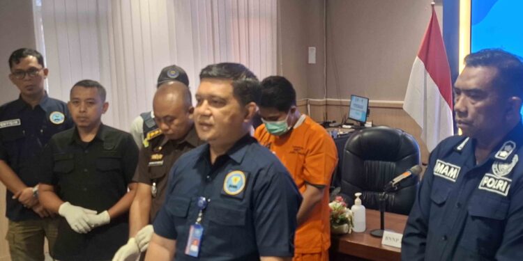 BNNP Jatim Musnahkan 1 Kg Sabu, Dua Tersangka Jaringan Medan–Sampang Dibekuk di Surabaya
