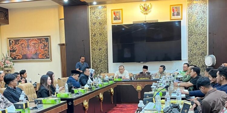 Orang tua kasus rekoset peluru diduga TNI AL datangi DPRD Jatim, Ketua Komisi A: Kita akan fasilitasi kita cari penyelesaian terbaik