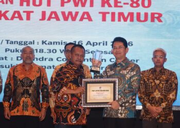 Sukses lakukan transformasi perbankan, Dirut Bank Jatim raih penghargaan dari PWI Jatim