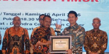 Sukses lakukan transformasi perbankan, Dirut Bank Jatim raih penghargaan dari PWI Jatim