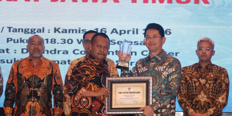 Sukses lakukan transformasi perbankan, Dirut Bank Jatim raih penghargaan dari PWI Jatim
