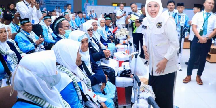 Lepas Kloter Pertama Jemaah Haji Embarkasi Surabaya, Gubernur Khofifah pesankan jaga kesehatan dan kekhusyukan