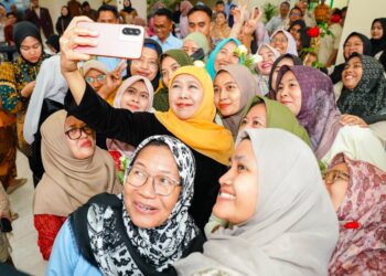 Hari Kartini 2026, Gubernur Khofifah salurkan DBHCT untuk 315 buruh rokok dan bantuan KIP Putri Jawara bagi 300 perempuan