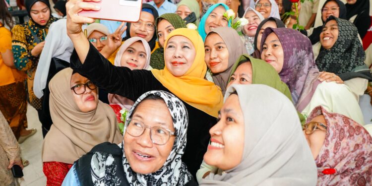 Hari Kartini 2026, Gubernur Khofifah salurkan DBHCT untuk 315 buruh rokok dan bantuan KIP Putri Jawara bagi 300 perempuan
