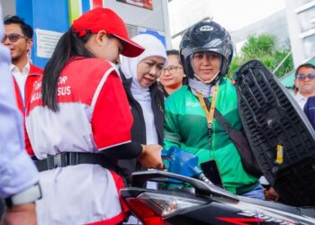 Momen hari Kartini, Gubernur Khofifah bagikan BBM gratis dan sembako pada Ojol Perempuan di Malang