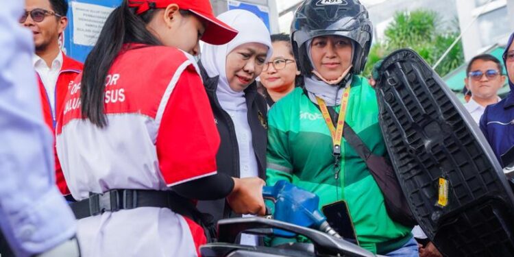 Momen hari Kartini, Gubernur Khofifah bagikan BBM gratis dan sembako pada Ojol Perempuan di Malang
