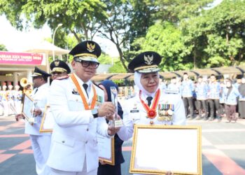 Gubernur Khofifah terima Penghargaan dari Mendagri di Peringatan Hari Otonomi Daerah