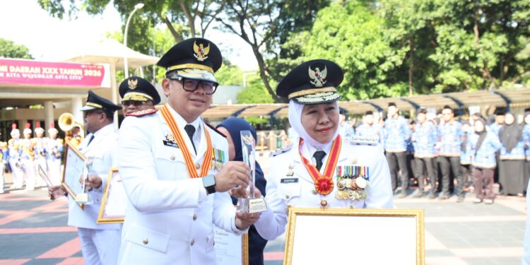 Gubernur Khofifah terima Penghargaan dari Mendagri di Peringatan Hari Otonomi Daerah