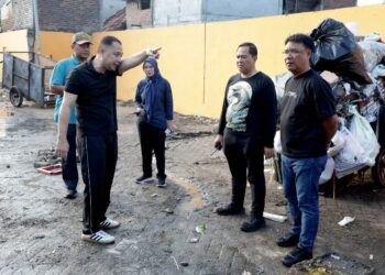 Eri Cahyadi Marah – Marah Larang Gerobak Sampah Parkir di TPS