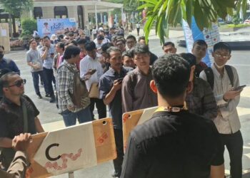 Job Fair Surabaya Membludak, Pelamar Antre Sejak Pagi di Balai Pemuda