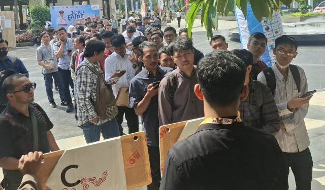 Job Fair Surabaya Membludak, Pelamar Antre Sejak Pagi di Balai Pemuda