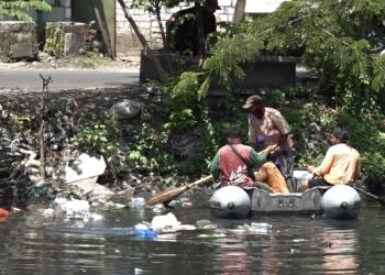 Pemkot Surabaya Aspal Bantaran Kali Tebu, Eri Cahyadi Siapkan CCTV dan Sanksi Buang Sampah