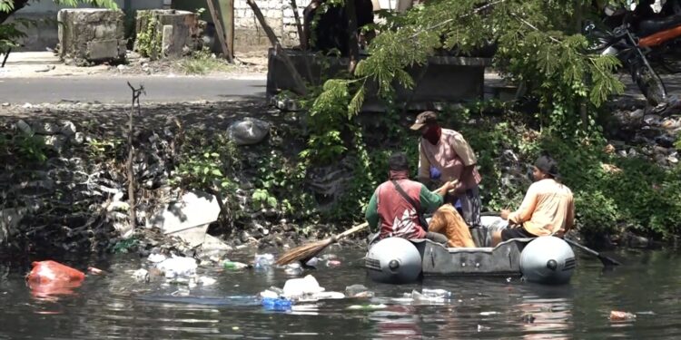 Pemkot Surabaya Aspal Bantaran Kali Tebu, Eri Cahyadi Siapkan CCTV dan Sanksi Buang Sampah
