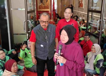 PDIP Surabaya Serap Aspirasi dan Bagikan MBG ke Ojol Perempuan di Hari Buruh