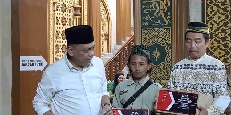 Di Balik Meriahnya Takbir, Rasa Haru Marbot Penjaga Masjid Usai Terima MBG PDIP dari Anas Karno