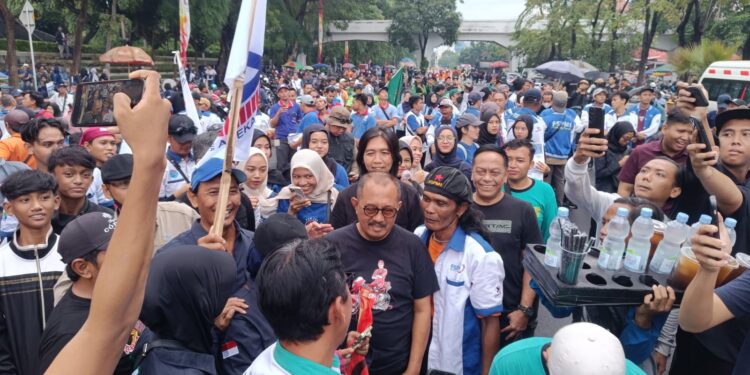 Armuji Turun ke Jalan Saat May Day, Orasi hingga Makan Bareng Buruh