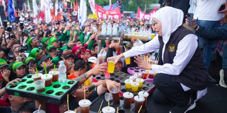 Peringati May Day 2026 bersama ribuan buruh, Gubernur Khofifah beri “Kado” paket kebijakan pro buruh
