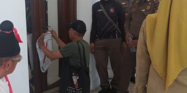 Gedung DKS Surabaya Disegel, Seniman Bertahan Tolak Pengosongan Paksa