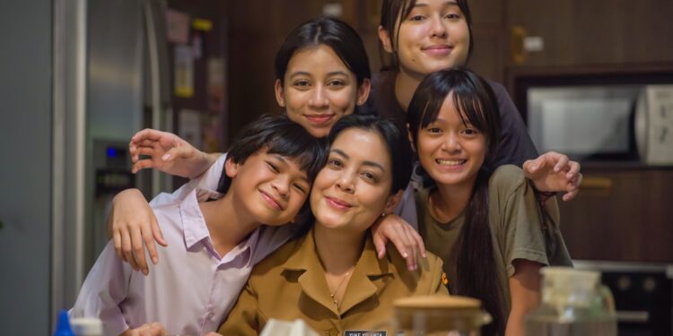 Hangat, Personal, dan Penuh Air Mata, “Yang Lain Boleh Hilang, Asal Kau Jangan” Jadi Film Keluarga yang Relate untuk Generasi Sekarang
