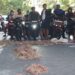 Seniman Lempar Taik Ayam ke DPRD Surabaya, Protes Polemik Pengosongan Ruang DKS