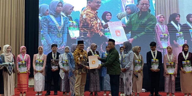 UMAHA Gelontorkan Beasiswa Rp282 Juta, Buka Jalan Siswa SMK Raih Pendidikan Tinggi