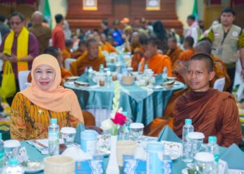 Sambut Rombongan Bhikkhu Lintas Negara, Khofifah: Jadikan sebagai penguat toleransi, kebersamaan dan harmoni antarumat untuk perdamaian dunia