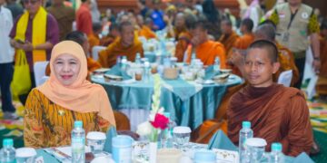 Sambut Rombongan Bhikkhu Lintas Negara, Khofifah: Jadikan sebagai penguat toleransi, kebersamaan dan harmoni antarumat untuk perdamaian dunia