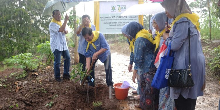 Tanam 72 Pohon demi Masa Depan Anak, IDAI Jatim Bawa Isu Kesehatan dan Lingkungan ke Lereng Wonosalam