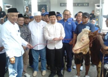 Demokrat Jatim bagikan daging korban door to door, Emil: Masyarakat tidak perlu lagi datang dan mengantre di kantor DPD