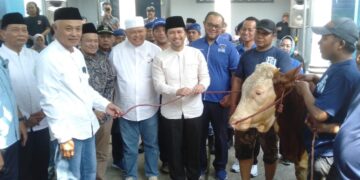 Demokrat Jatim bagikan daging korban door to door, Emil: Masyarakat tidak perlu lagi datang dan mengantre di kantor DPD