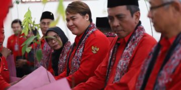Lantik PAC se-Kabupaten Tuban, PDI Perjuangan bagikan bibit sukun sebagai pengingat ideologi Pancasila