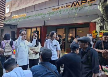 Dari Penjual Gendong Hingga Stan Kuliner di Jalan Tunjungan, Kisah Haru Bu Aminah dan Semanggi Surabaya Berkat Support MPP PDIP