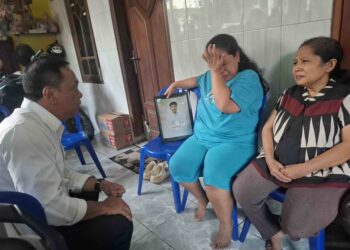 Cita-cita Kuliah Pupus, Keluarga Almarhum Thomas Menangis Saat Legislator PDIP Datang Melayat