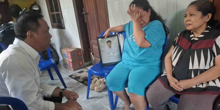 Cita-cita Kuliah Pupus, Keluarga Almarhum Thomas Menangis Saat Legislator PDIP Datang Melayat