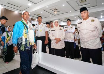 Sambut kepulangan jemaah Haji Kloter I, Gubernur Khofifah Apresiasi Imigration Seamless Process Corridor