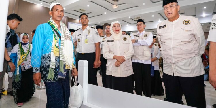 Sambut kepulangan jemaah Haji Kloter I, Gubernur Khofifah Apresiasi Imigration Seamless Process Corridor