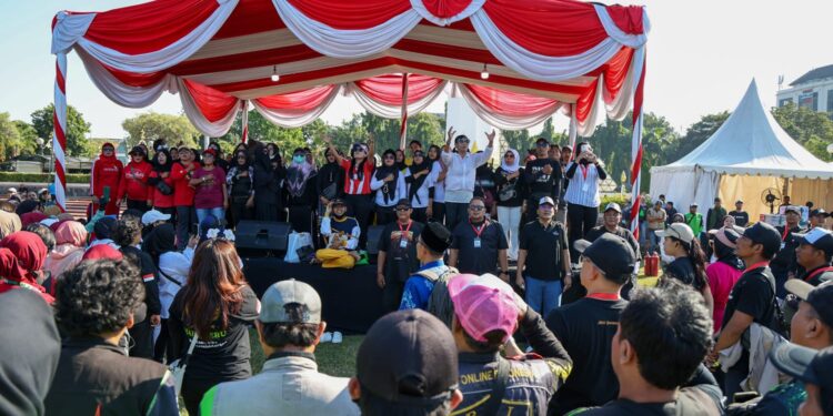 Gelorakan Semangat “Wani Tertib”, Arek Suroboyo Apel Akbar di Tugu Pahlawan