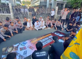 Dollar Menggila, Mahasiswa Geruduk BI Jatim: Bakar Ban dan Tuntut Gubernur BI Turun