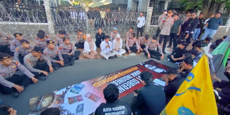 Dollar Menggila, Mahasiswa Geruduk BI Jatim: Bakar Ban dan Tuntut Gubernur BI Turun