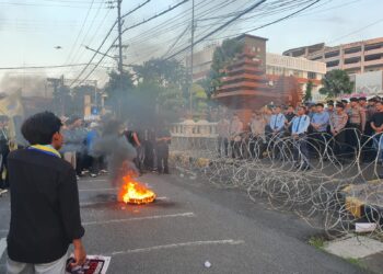 Warnai Aksi dengan bakar ban, Mahasiswa Surabaya desak pembatalan MBG dan KDMP