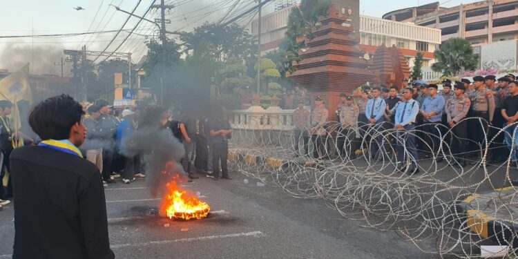 Warnai Aksi dengan bakar ban, Mahasiswa Surabaya desak pembatalan MBG dan KDMP